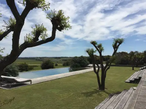Espectacular casa en venta en barrio privado chacra de 5has