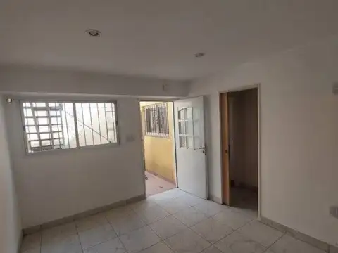 Depto Tipo Casa en Alquiler en Monte Castro, $ 800.000