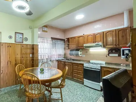 Casa 4 ambientes con 2 baños
