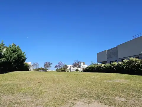 Lote en Venta al agua  Golf Nordelta