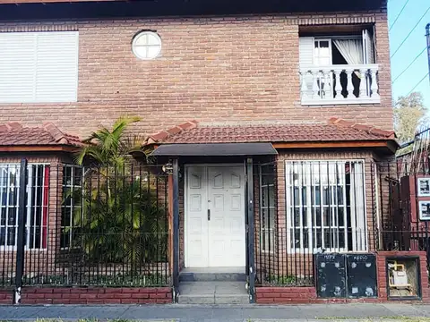 PH EN VENTA AL FRENTE 4 AMBIENTES VILLA DE MAYO