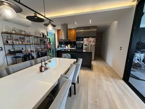 Casa en Alquiler con 2 cocheras