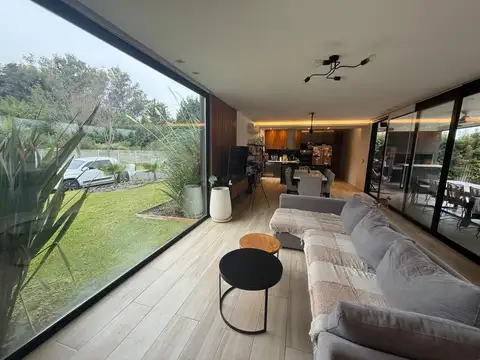 Casa 4 ambientes con 3 baños