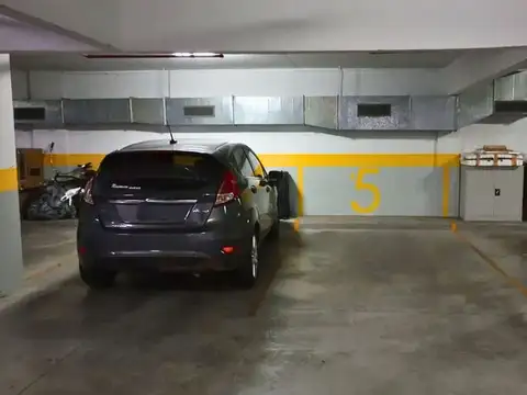 VENTA COCHERA CUBIERTA Y AMPLIA EN RECOLETA