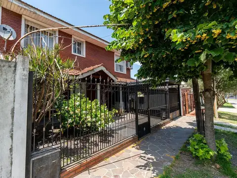 Casa en Venta con 3 cocheras