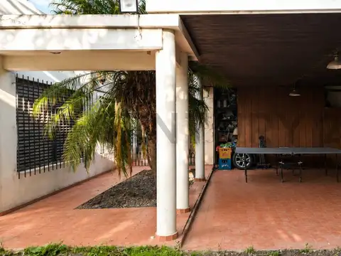 Casa 6 ambientes con 2 baños