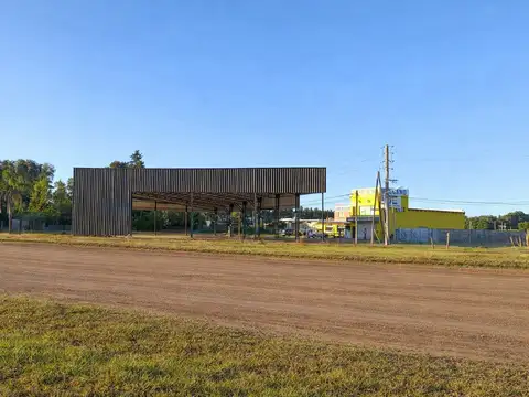 GALPÓN EN ALQUILER – ESQUINA ESTRATÉGICA SOBRE COLECTORA RUTA 8