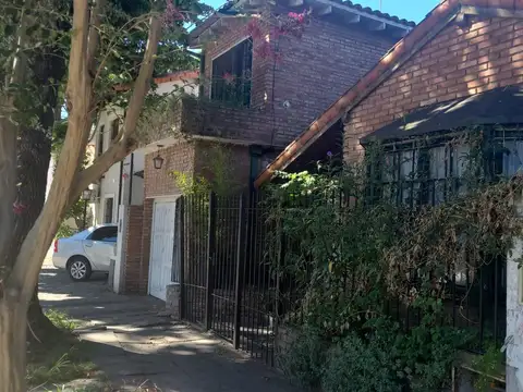 Casa en 2 plantas 5 ambientes 3 dormitorios (1 en suite) Excelente zona - Grge- jardín con pileta