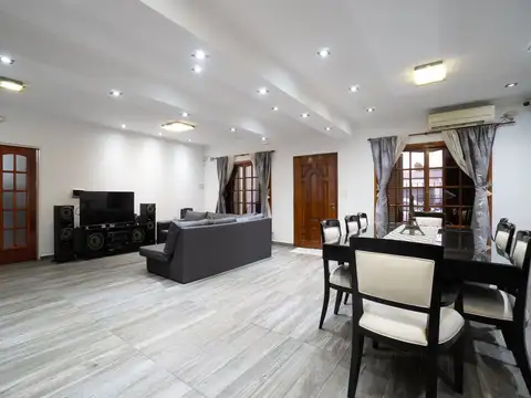 Casa en Venta con 2 cocheras
