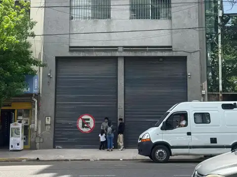 EXTRAORDINARIO Depósito en Flores Norte - 2.000 m2 - Práctico y muy bien ubicado - Consultanos !