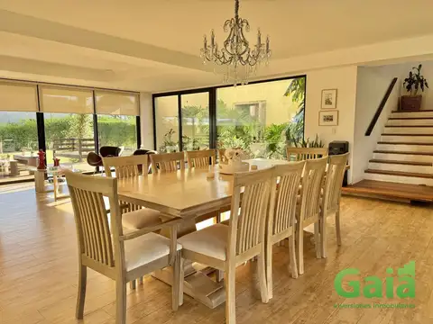 Casa en Venta con 2 cocheras