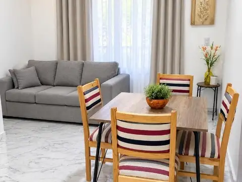 ALQUILO duplex 2 ambientes, baño completo, c/cochera, aireacond, todos los servicios