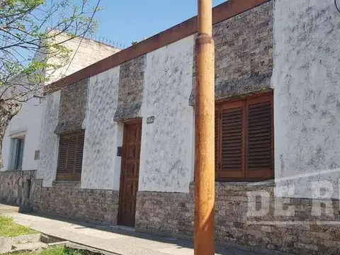 Sargento Cabral esq. R. Peña 100