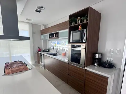 Casa 6 ambientes con 4 baños