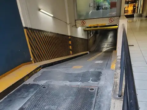COCHERA FIJA CUBIERTA 11 M2 - VIGILANCIA LAS 24 HORAS - BARRIO NORTE