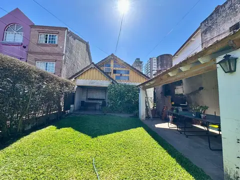 CASA/PH al frente Olivos con cochera para reciclar