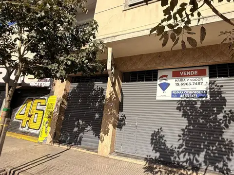 Local comercial con persiana doble entrada