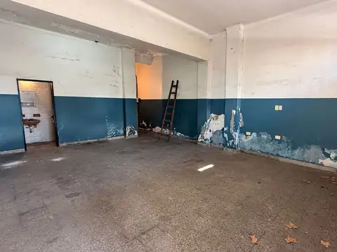 Local comercial con persiana doble entrada