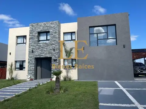 Casa en Venta con 6 cocheras