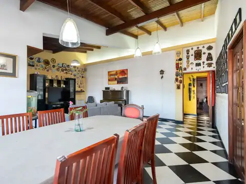 Casa 5 ambientes con 2 baños