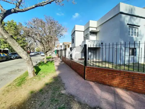 Casa en Alquiler con 1 cochera