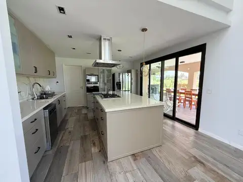 Casa en Alquiler con 2 cocheras