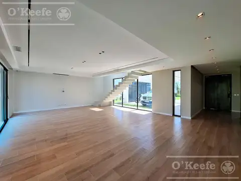 Casa en Alquiler con 2 cocheras