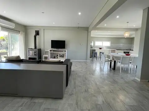 Casa 5 ambientes con 3 baños