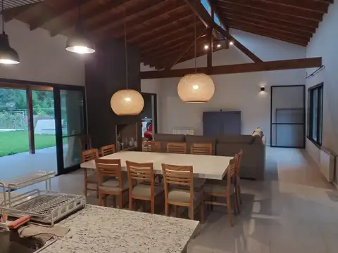 Casa 4 ambientes con 2 baños