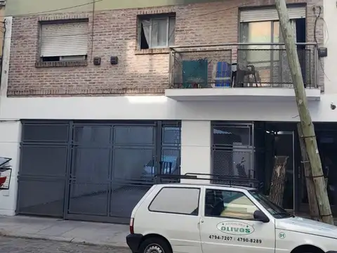 Semi-piso en 5º piso al contrafrente.