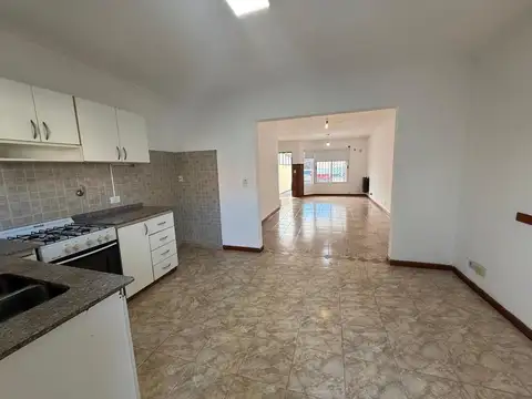 Casa 4 ambientes con 2 baños