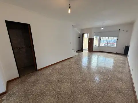 Duplex 4 ambientes con patio y cochera semicub