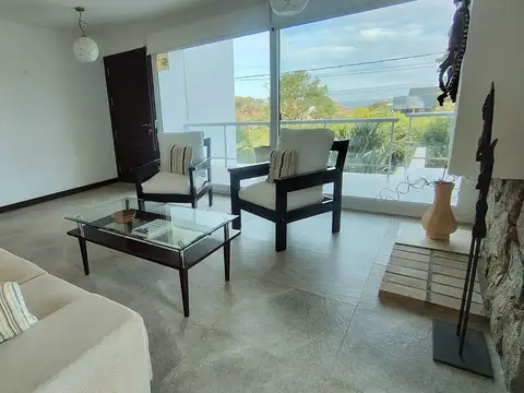 Casa en Alquiler Temporal con 3 cocheras