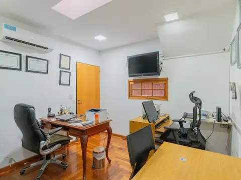 Venta casa de tres plantas en lote propio con garage y quincho en Parque Chacabuco