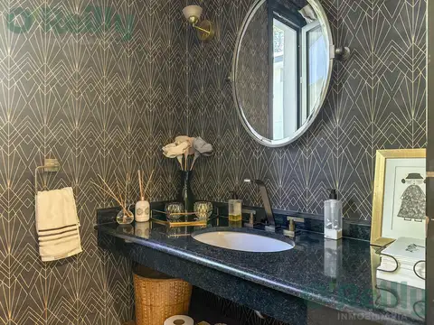 Casa 10 ambientes con 5 baños