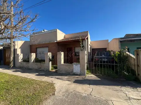SE VENDE CASA CON GARAGE  AYACUCHO