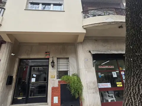 ALQUILER DOS AMBIENTES IMPECABLES HECHO A NUEVO, COCINA Y BAÑO COMPLETO APTO PROFESIONAL