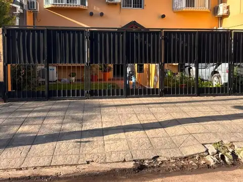 Excelente Dúplex 4 ambientes con jardín y entrada de auto