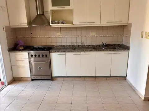 Casa en Alquiler con 1 cochera