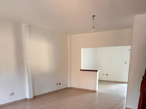 Excelente Dúplex 4 ambientes con jardín y entrada de auto
