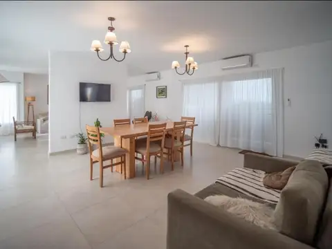 Casa en Alquiler con 2 cocheras