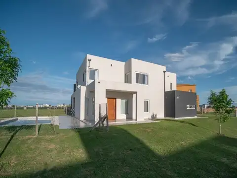 casa con piscina Barrio cerrado