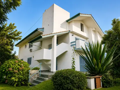 Casa en Venta con 4 cocheras