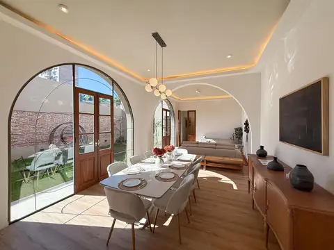 Casa de 4 dormitorios con cochera, quincho, jardín y pileta