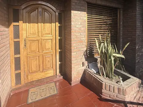 Casa en Venta con 3 cocheras