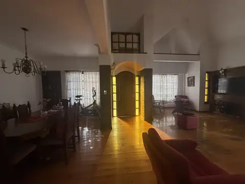 Casa APTA CREDITO - 4 dormitorios, lote de 700 m2 - IMPECABLE
