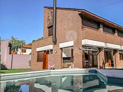 Casa 5 ambientes con 3 baños