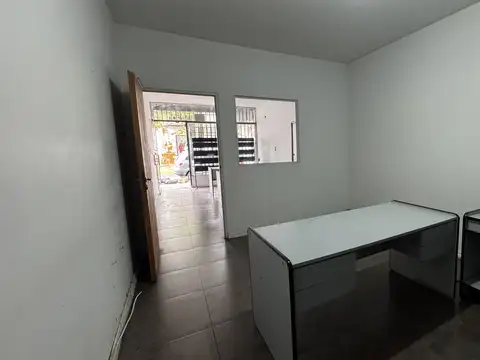 Local 37 metros cub. a 3 cuadras de estación Caseros y 20 metros de Av. San Martin