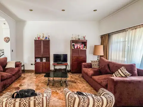 Casa 7 ambientes con 2 baños