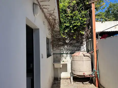 PH 2 AMBIENTES ATRÁS CON PATIO BUEN ESTADO